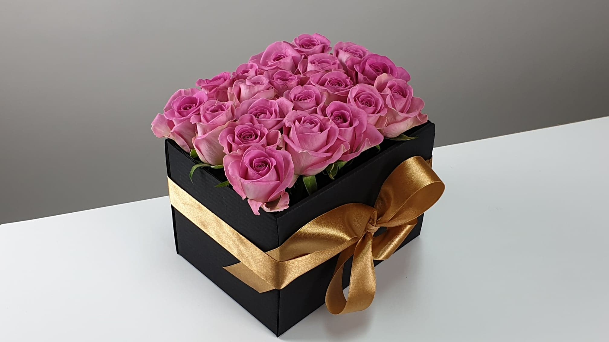 Flower box z róż czarny ze złotą wstążką